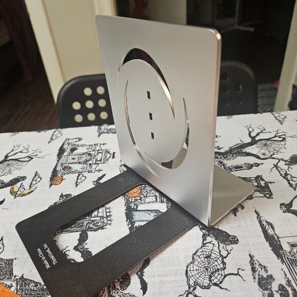 Portal 2 ThinkGeek Bookends Aluminium Video Game Decor - Picture 8 of 12